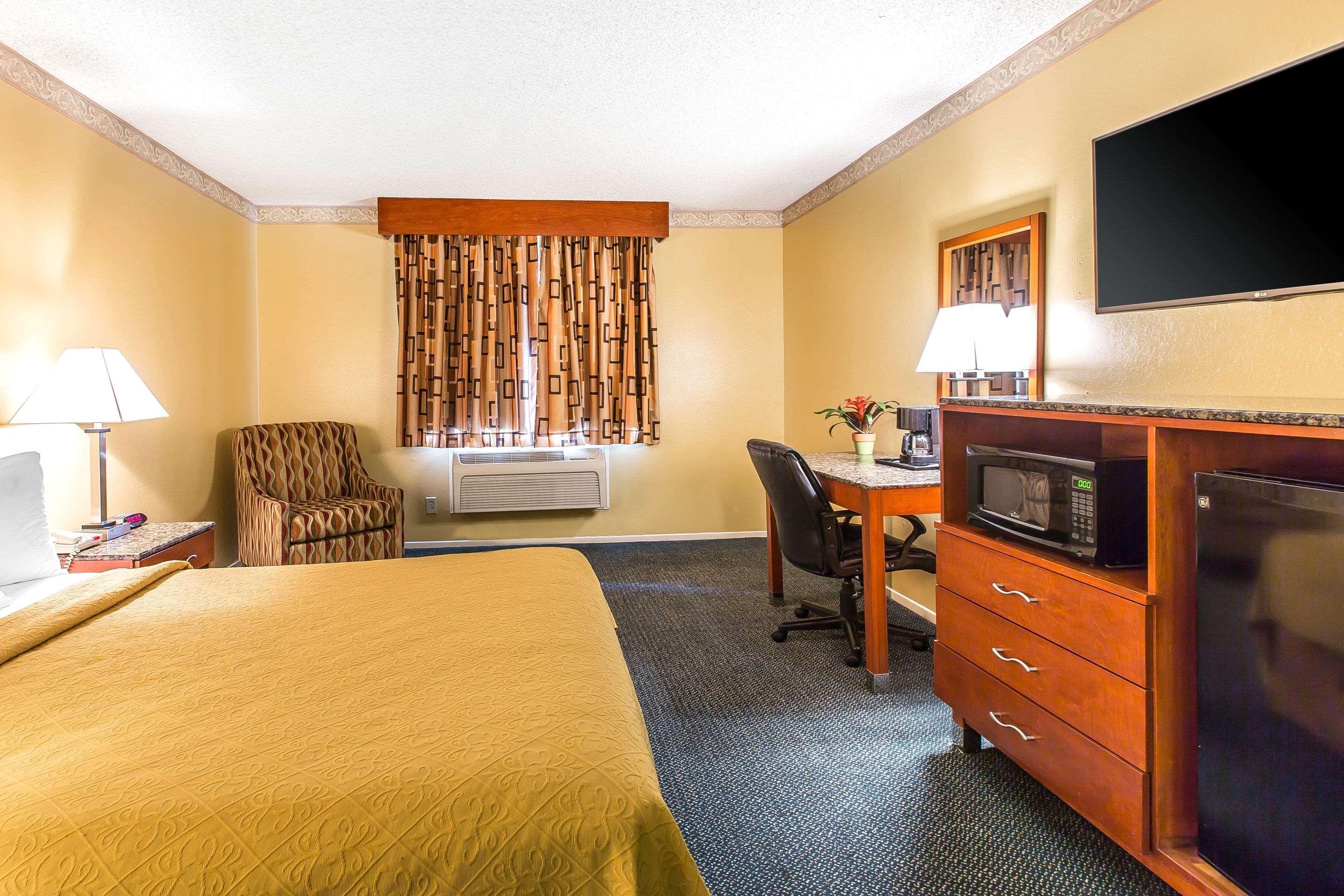 Quality Inn & Suites Camarillo-Oxnard Exterior photo