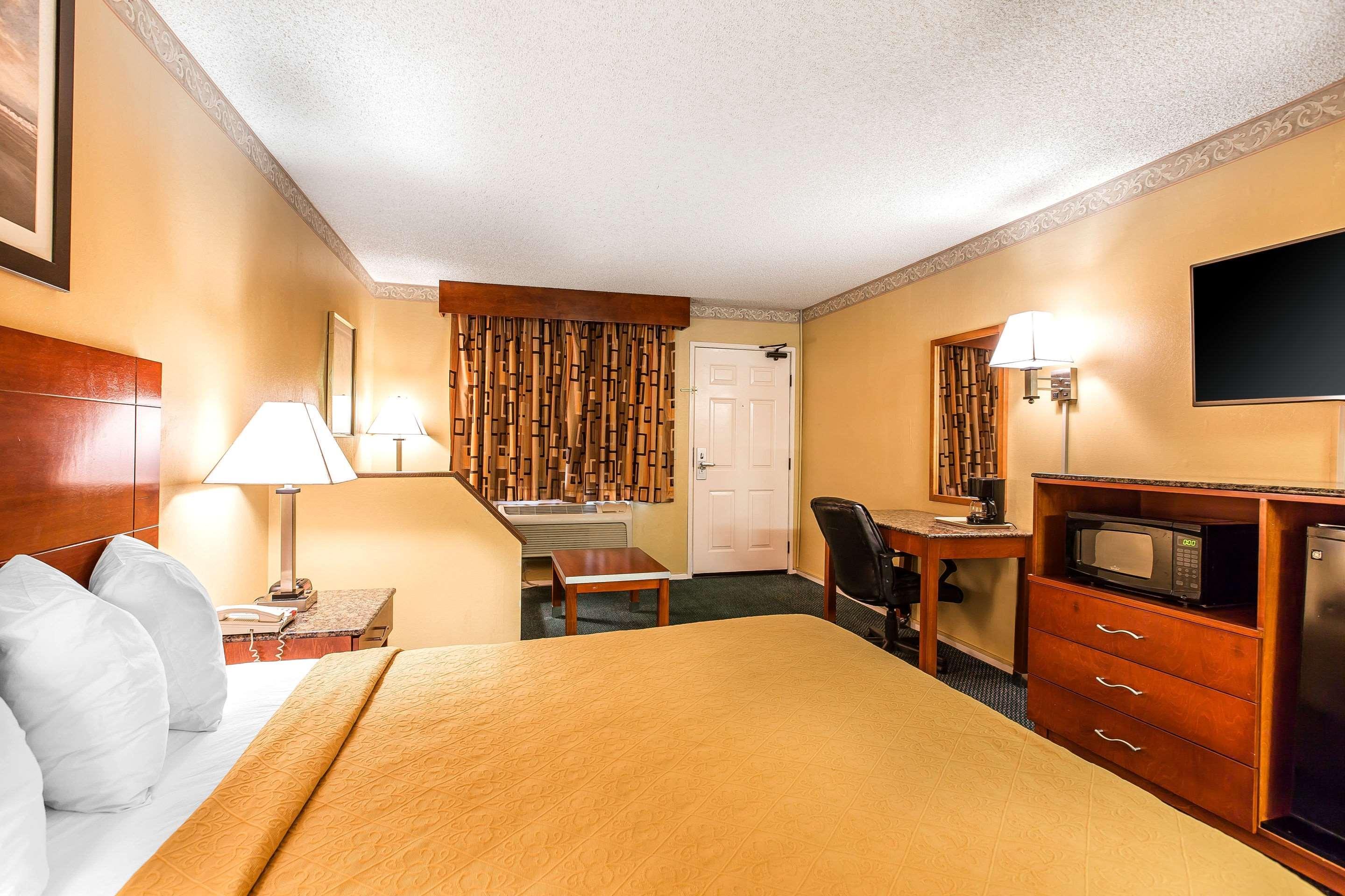 Quality Inn & Suites Camarillo-Oxnard Exterior photo