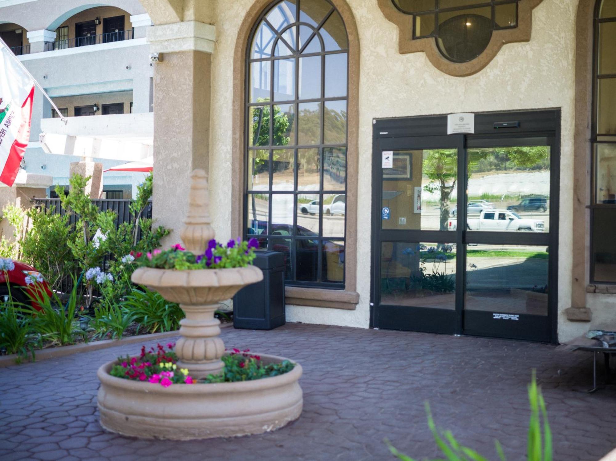 Quality Inn & Suites Camarillo-Oxnard Exterior photo