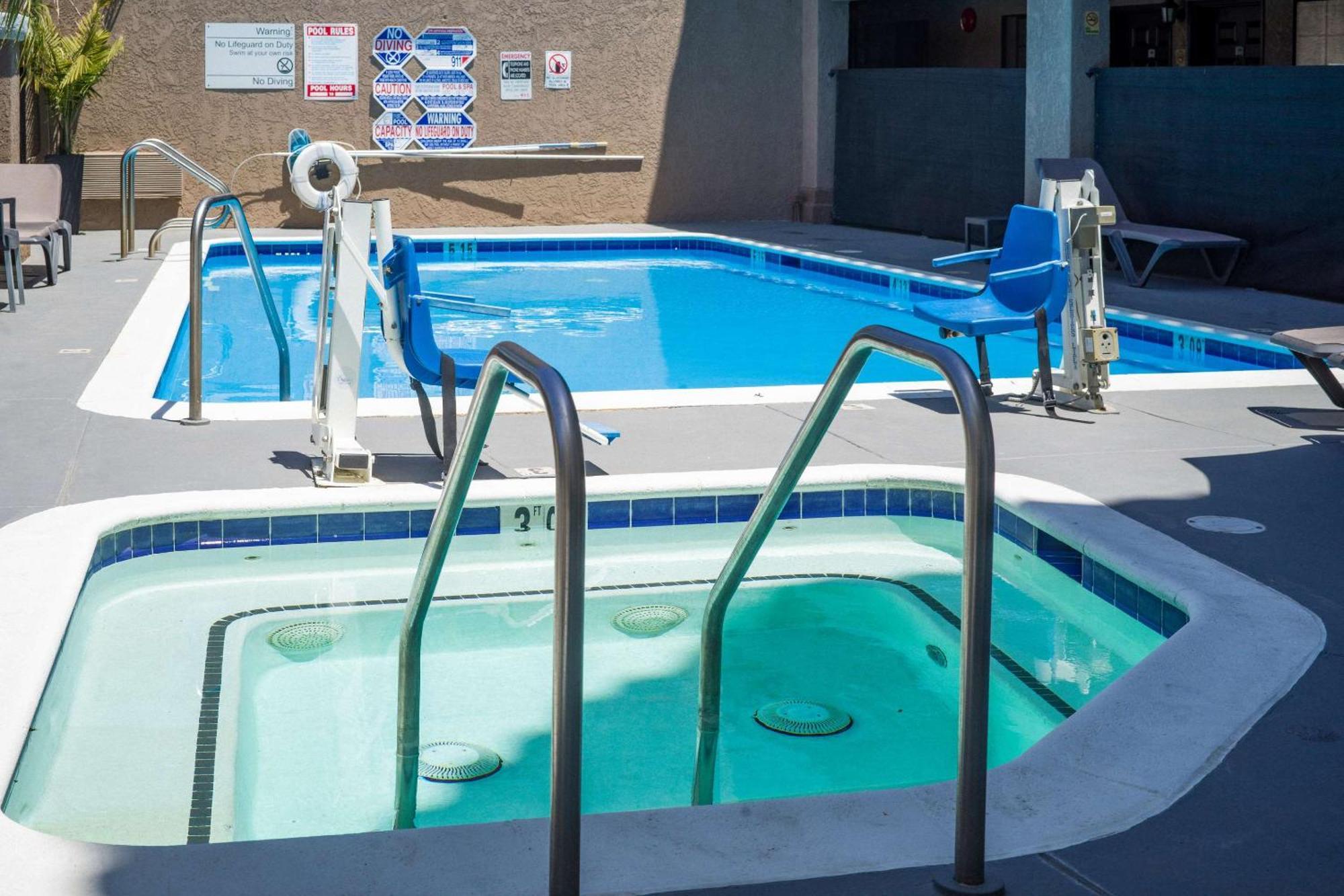 Quality Inn & Suites Camarillo-Oxnard Exterior photo