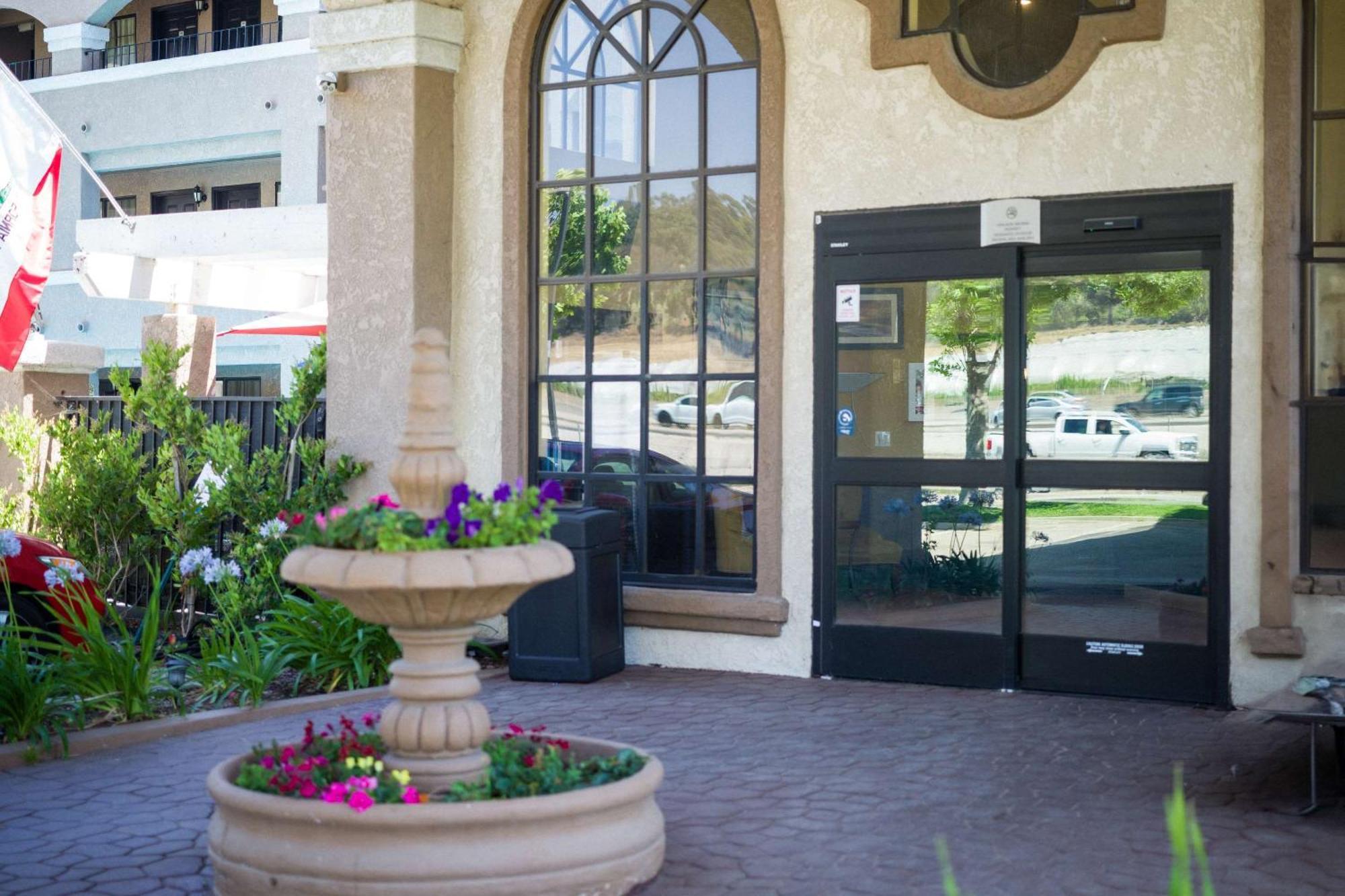 Quality Inn & Suites Camarillo-Oxnard Exterior photo